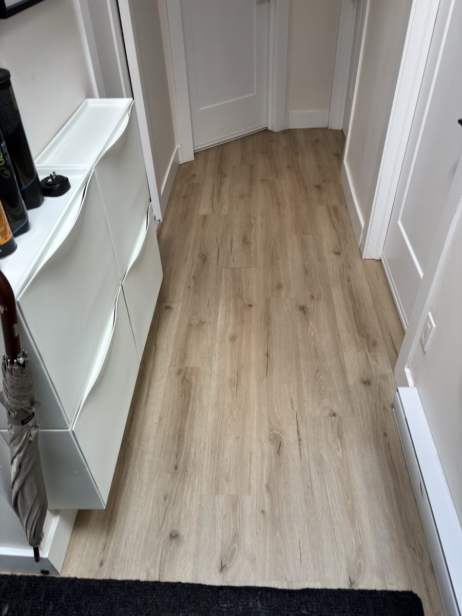 Plancher de bois impeccable dans l'entrée après un nettoyage en profondeur